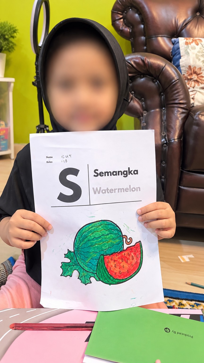 Anak menunjukkan hasil mewarnai